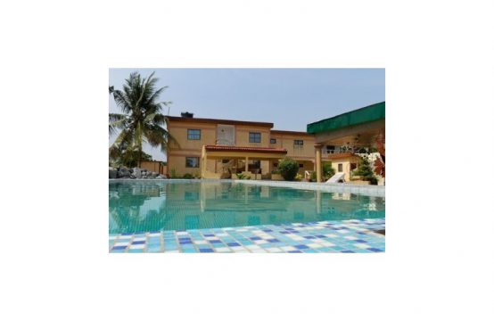 Baguida ML06, à louer maison meublée de 13 pièces avec jardin, piscine à Lomé Togo