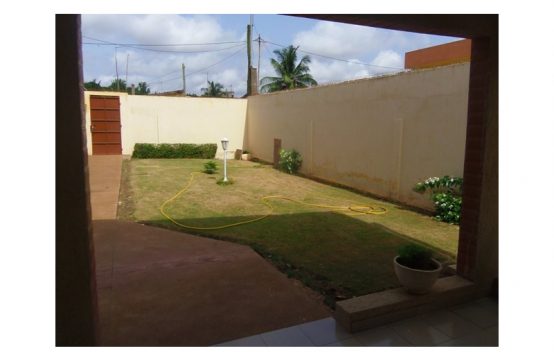 Djidjolé ML04, à louer maison climatisée meublée de 5 pièces avec jardin à Lomé Togo