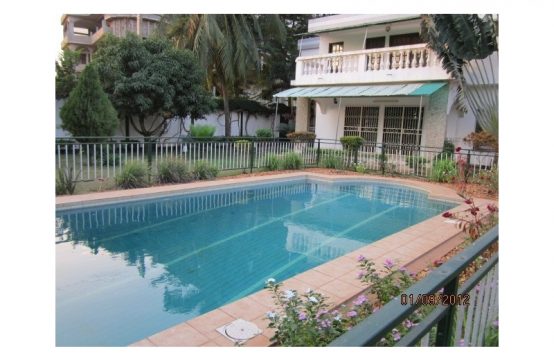 Avénou MV05/ML03, à louer ou à vendre, maison de 9 pièces avec jardin et piscine à Lomé Togo
