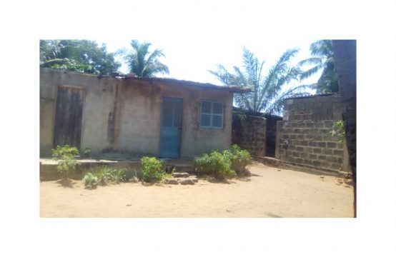 Kpémé TV02, à vendre terrain de 2 lots collés clôturés avec Bâtis, au Togo