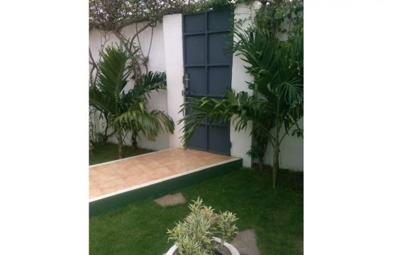 Nyékonakpoè ML01, à louer villa meublée climatisée de 3 pièces, jardin à Lomé Togo